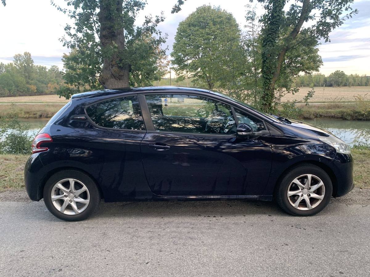 Peugeot 208 — photo 2